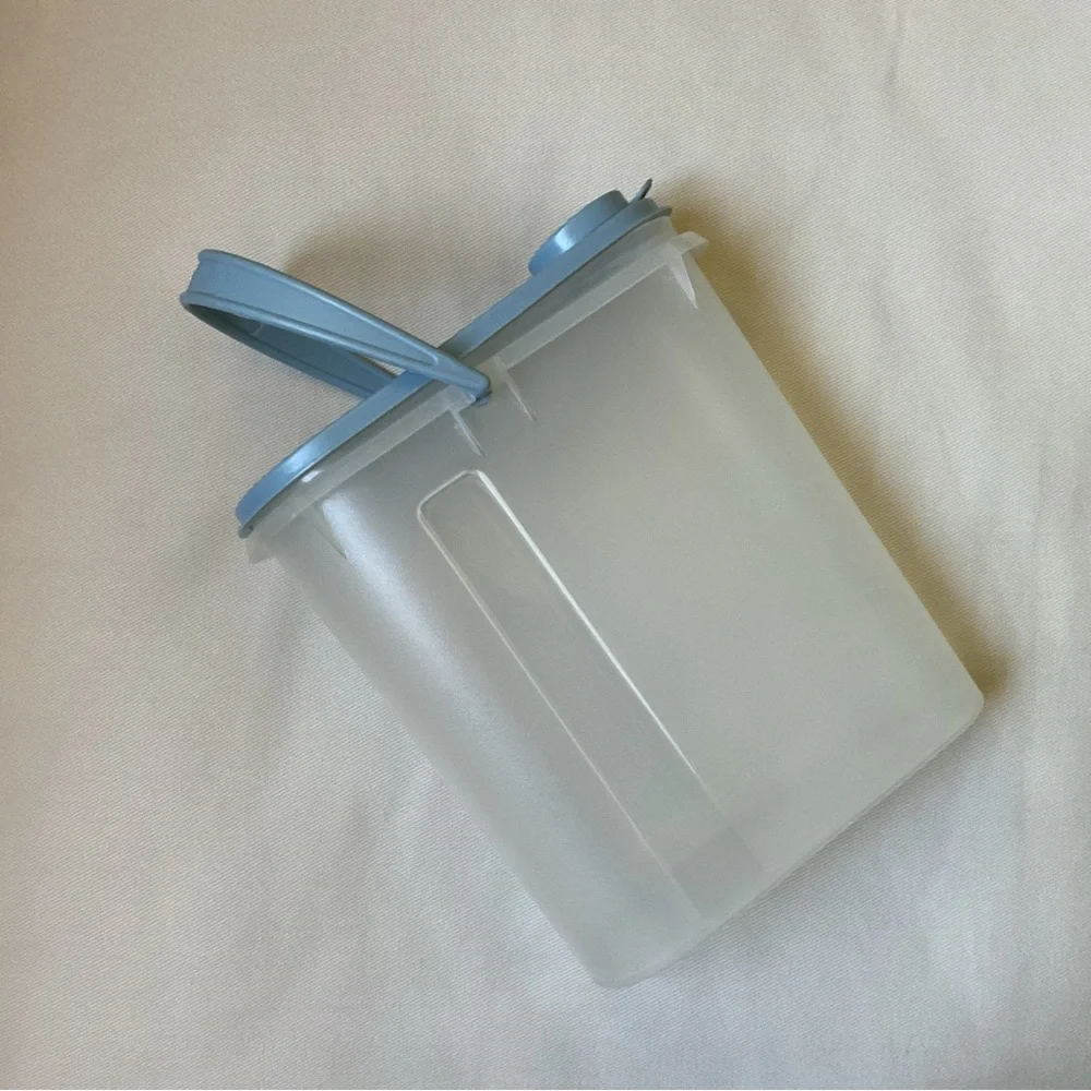 Tupperware Beverage Buddy 2 quart Blue Lid Juice Cocktail Container Vintage